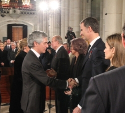 Don Felipe y Doña Letizia saludan al hijo del expresidente Suárez, instantes después de la finalización del Funeral de Estado celebrado en su memoria